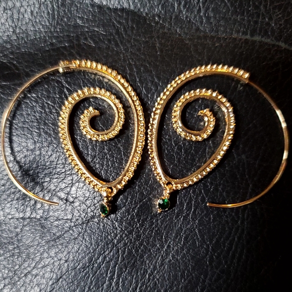 gold version of tribal hoop w/green Crystal earrings - Picture 6 of 6